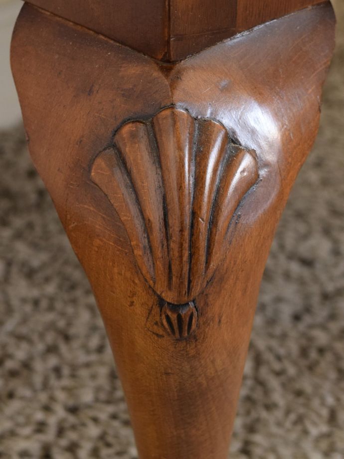 英国アンティーク家具らしい装飾