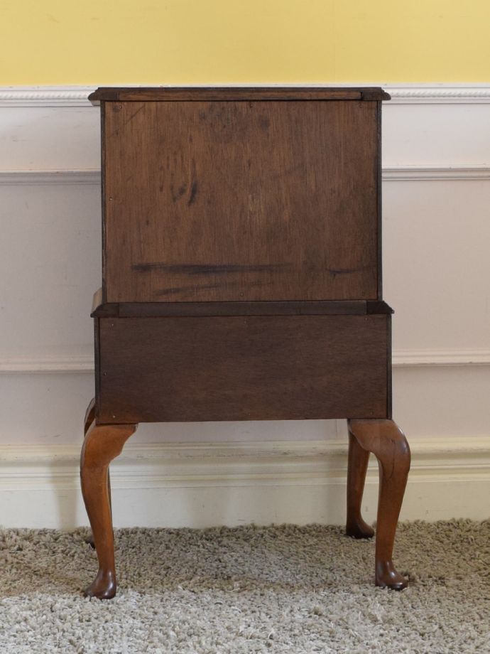 チェストの後ろ姿