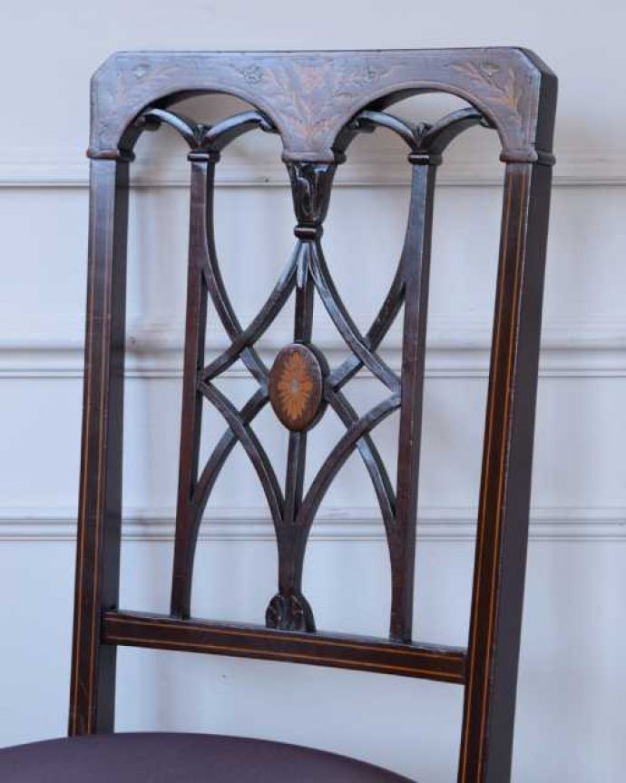 背もたれが美しいアンティークの椅子