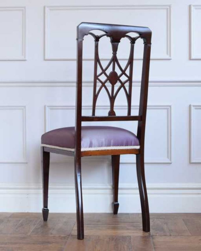 アンティークのサロンチェアの後ろ姿