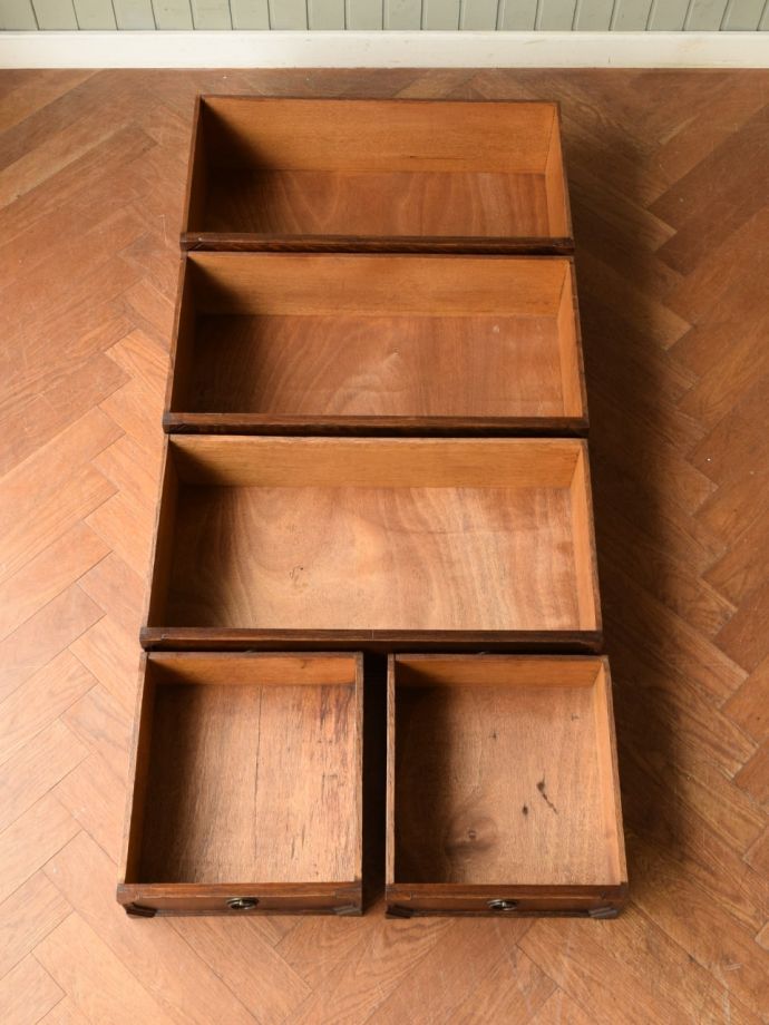 アンティークチェストの引き出しの中