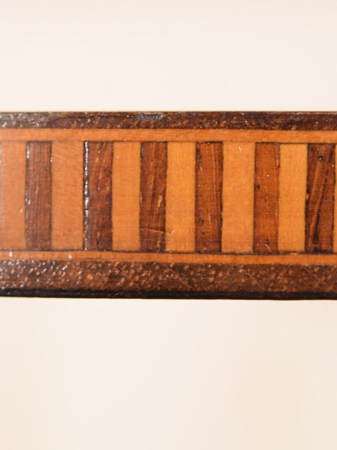 英国アンティーク家具らしい装飾