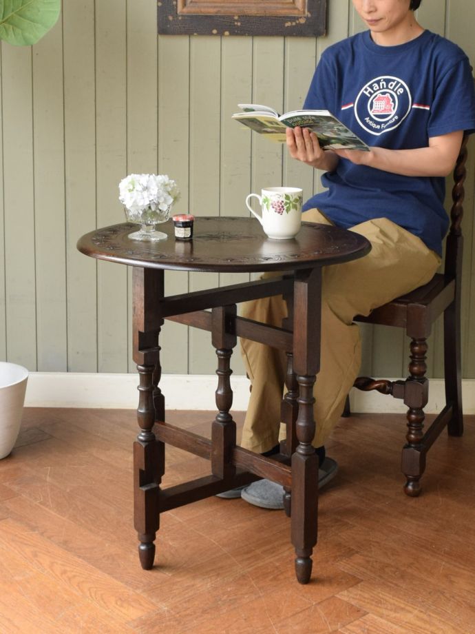 英国アンティークの折り畳みテーブル、コンパクトサイズになる