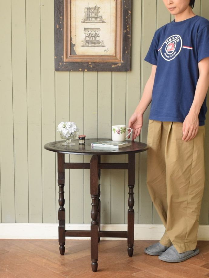 英国アンティークの折り畳みテーブル、コンパクトサイズになる