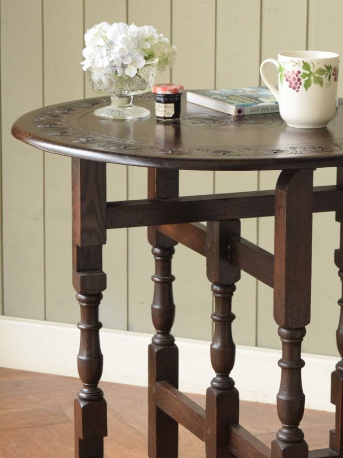 英国アンティークの折り畳みテーブル、コンパクトサイズになる