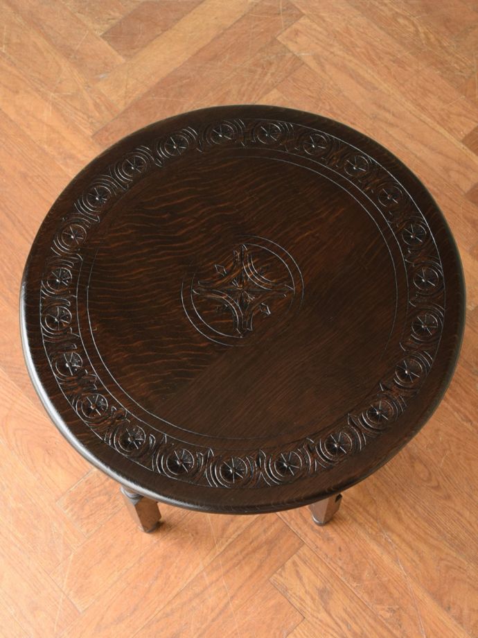 英国アンティークの折り畳みテーブル、コンパクトサイズになる