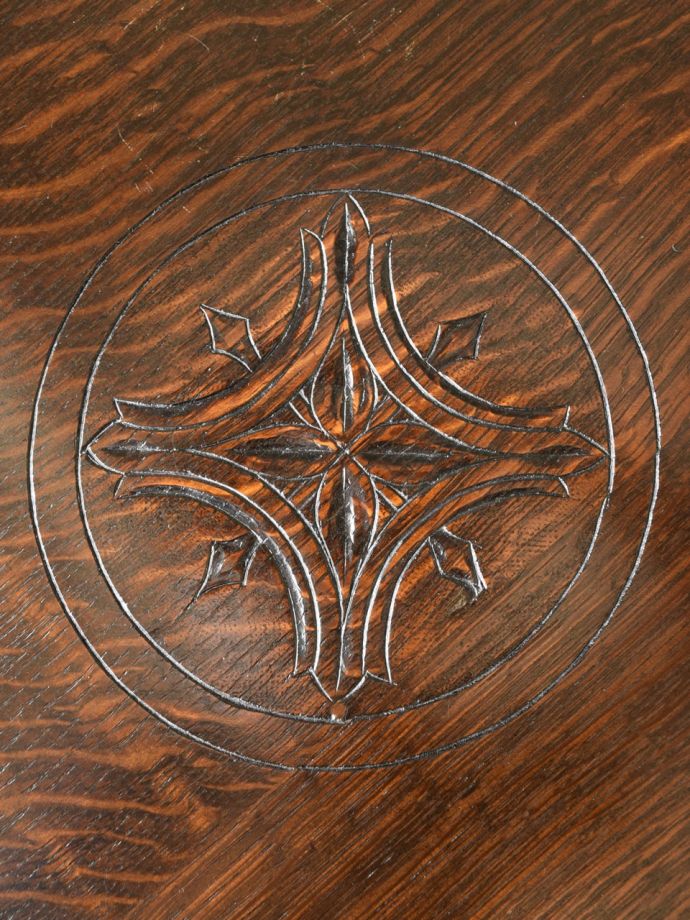 英国アンティーク家具らしい彫