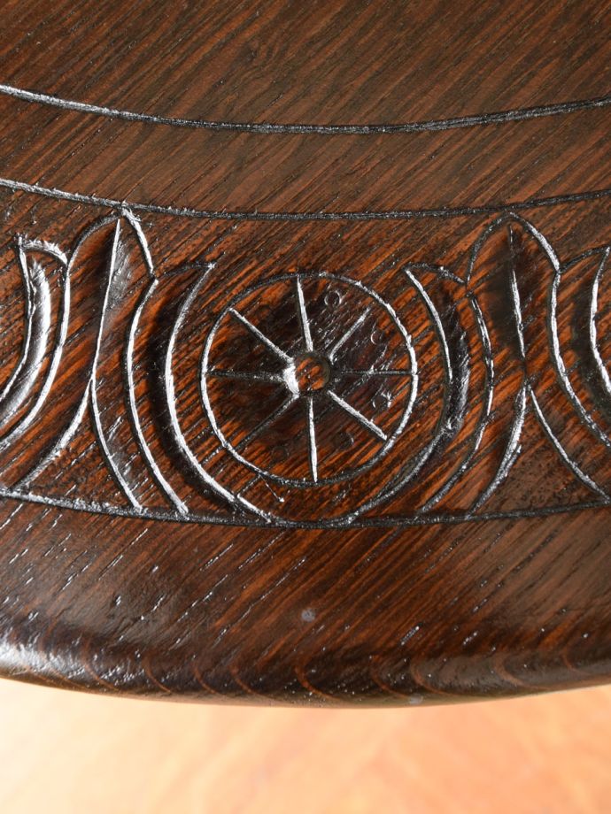 アンティークらしい彫