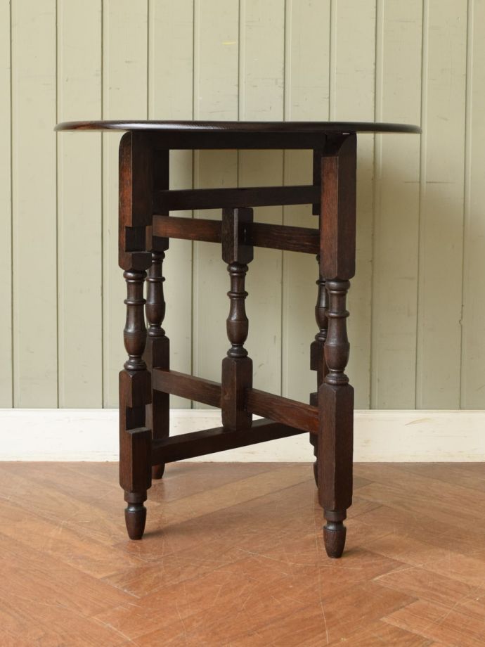 英国アンティークの折り畳みテーブル、コンパクトサイズになる