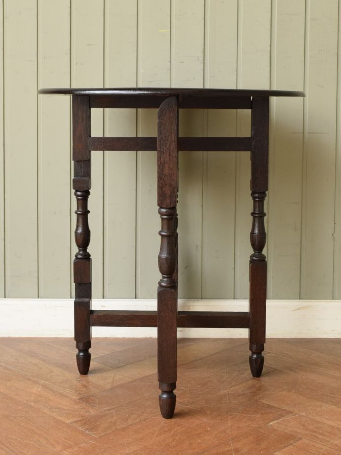 英国アンティークの折り畳みテーブル、コンパクトサイズになる