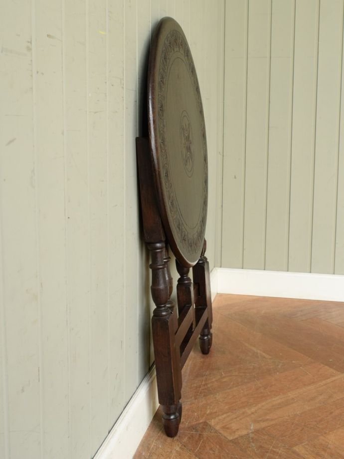 英国アンティークの折り畳みテーブル、コンパクトサイズになる