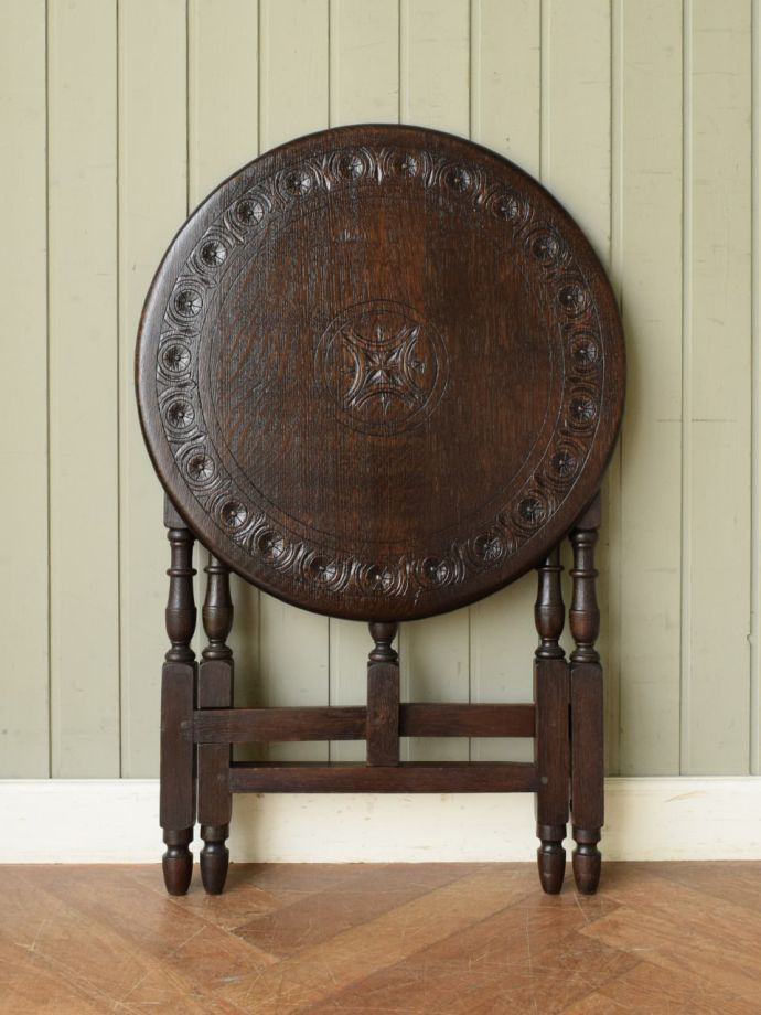 英国アンティークの折り畳みテーブル、コンパクトサイズになる