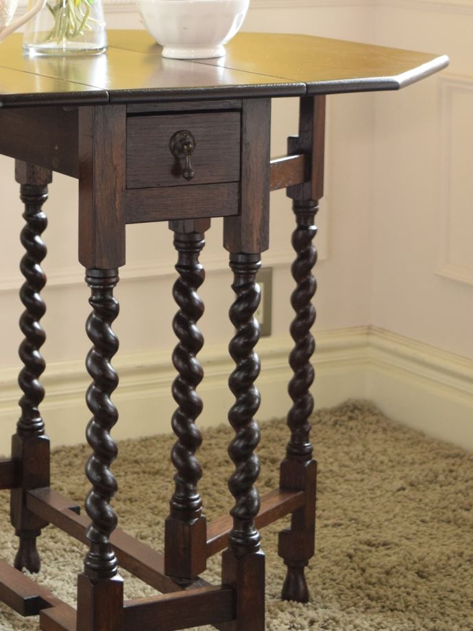 おしゃれなアンティークの伸長式テーブル