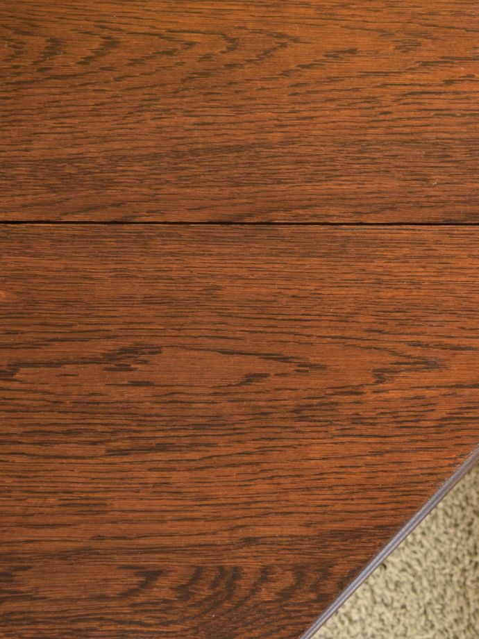 アンティークテーブルの美しい木目