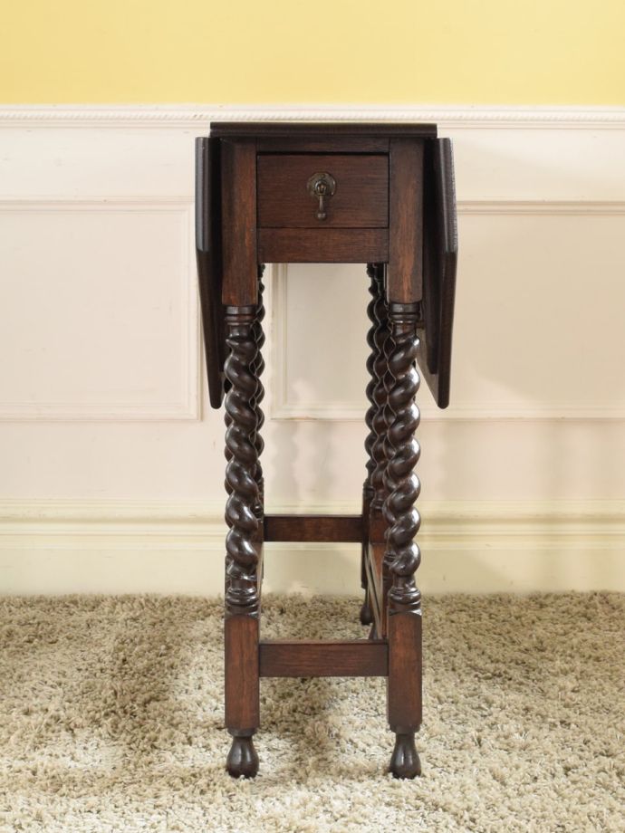 ゲートレッグテーブルの側面