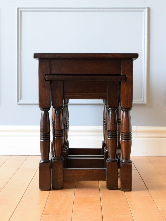 アンティークコーヒーテーブルの側面