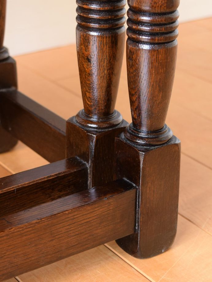 アンティークテーブルの脚