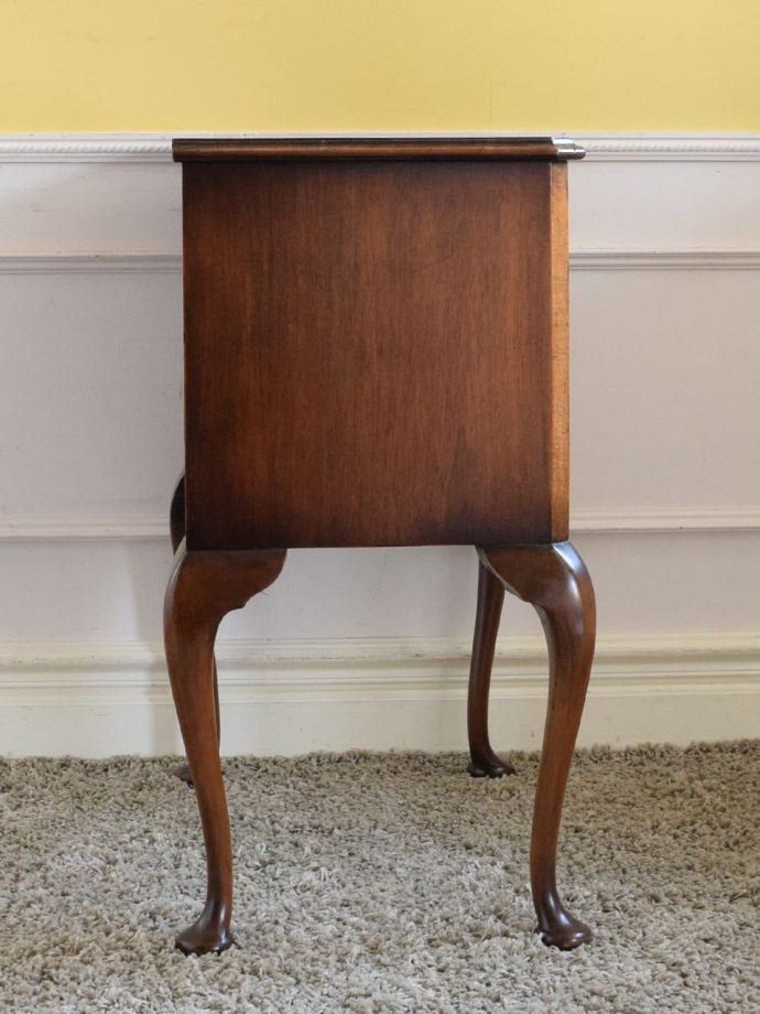 アンティークのチェストの側面