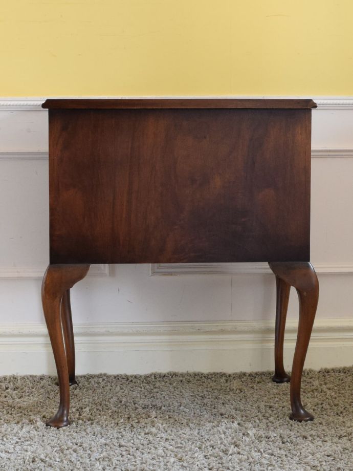 アンティークチェストの後ろ姿