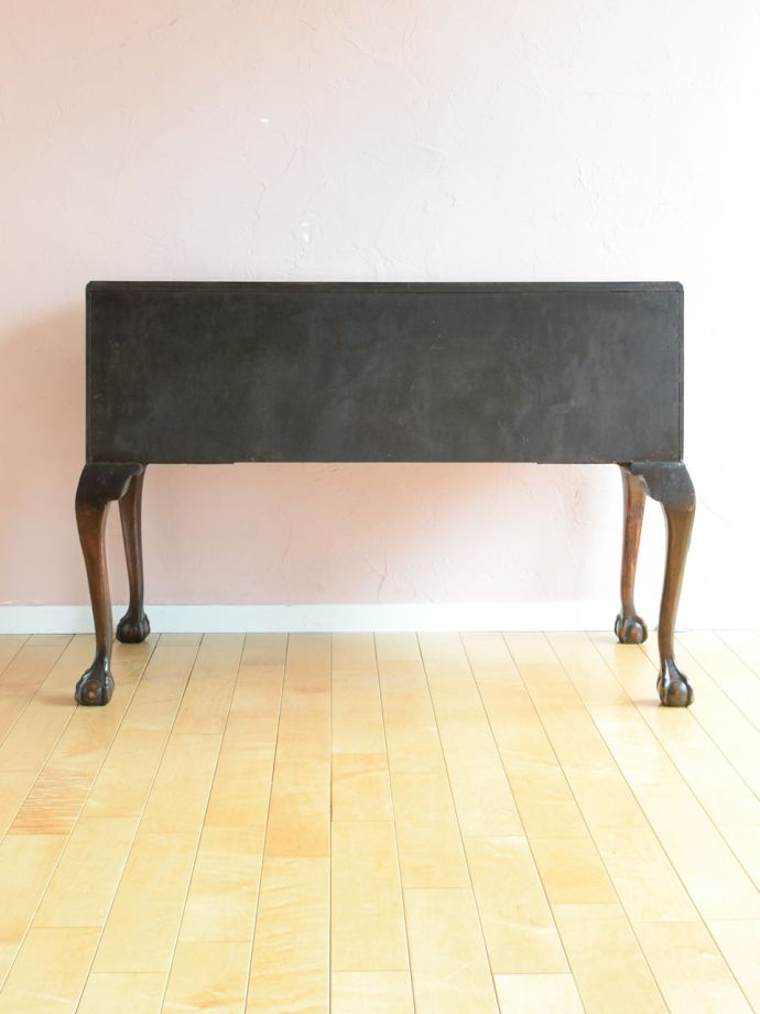 アンティークデスクの後ろ姿