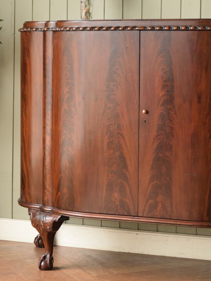 アンティーク家具らしい美しい杢目