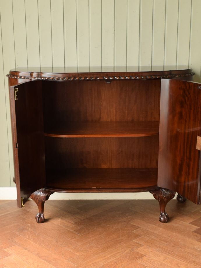 アンティークサイドボードの扉の中