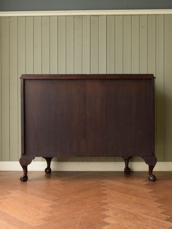 サイドボードの後ろ姿