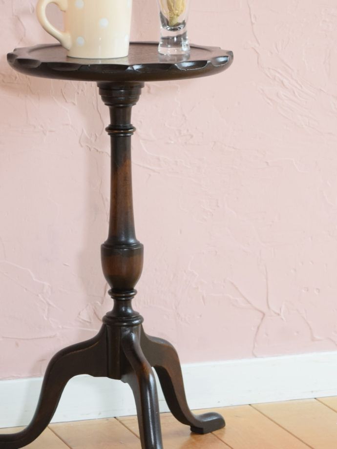 英国スタイルのアンティークテーブル