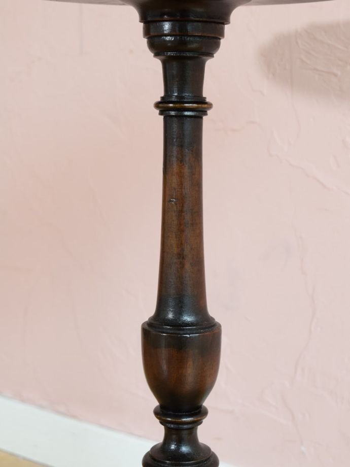 英国アンティーク家具らしい装飾