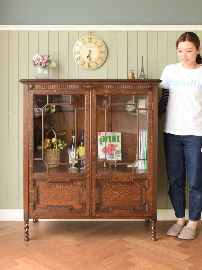 英国アンティークのキャビネット