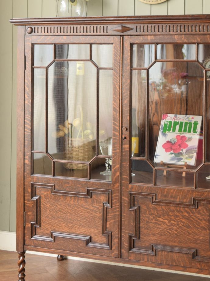 ガラス扉のおしゃれなキャビネット