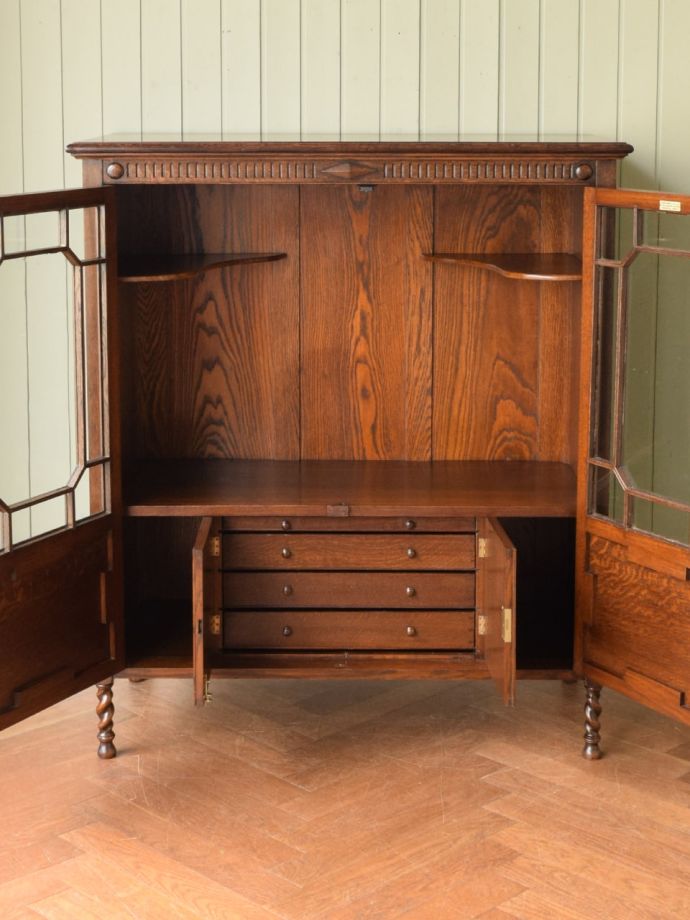 キャビネットの扉の中