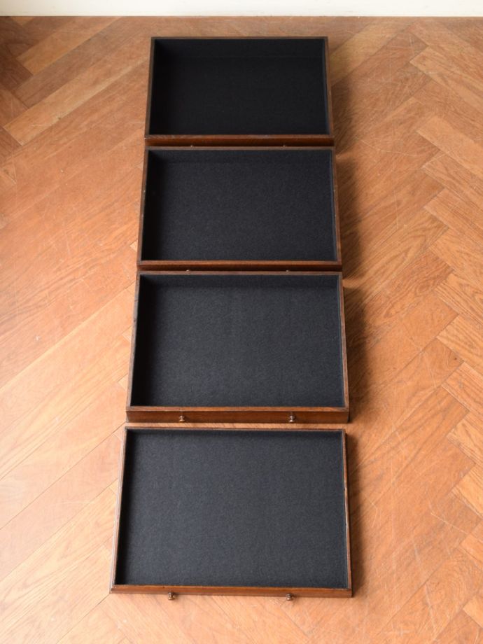 アンティーク家具の引き出しの中