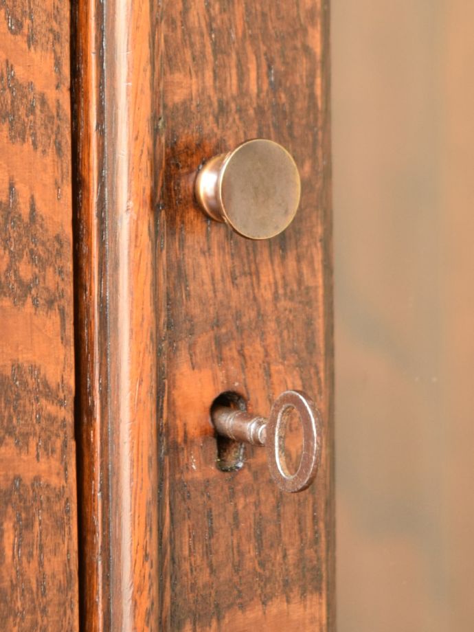 アンティーク家具の取っ手と鍵