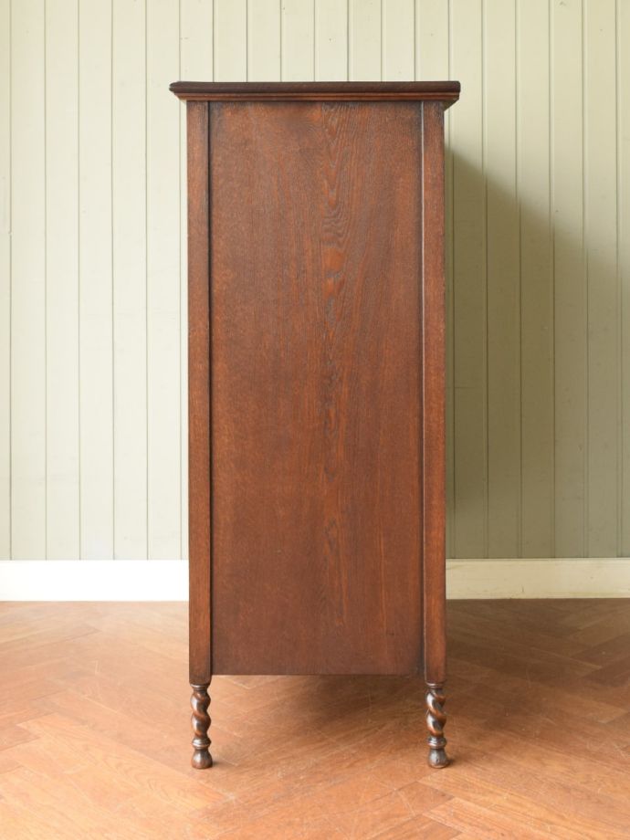 キャビネットの側面