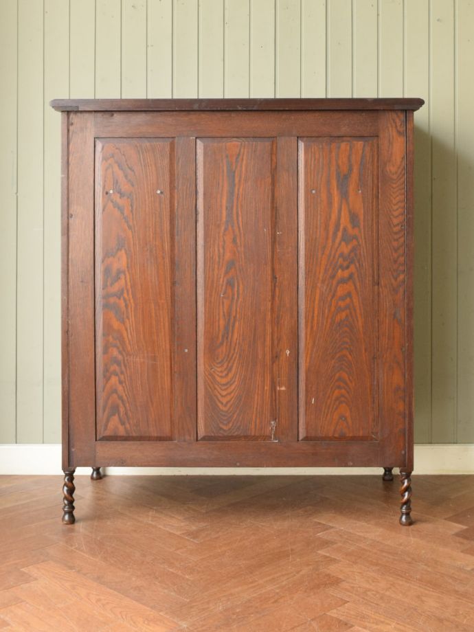 キャビネットの後ろ姿