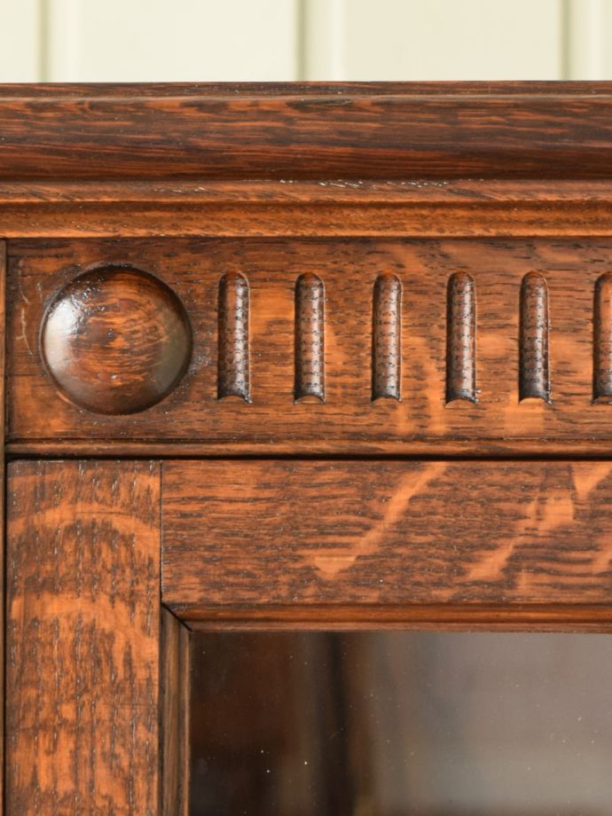 キャビネットの華やかな装飾