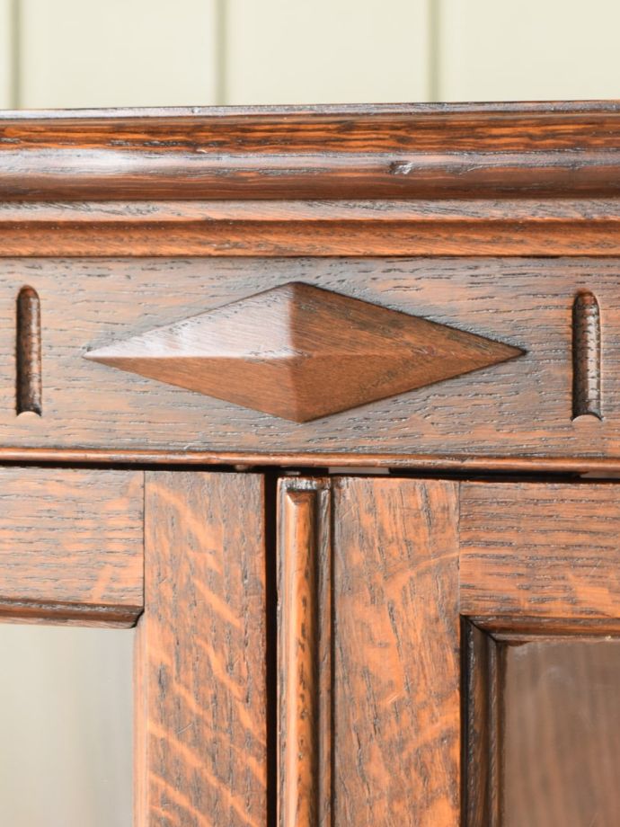 アンティーク家具らしい装飾