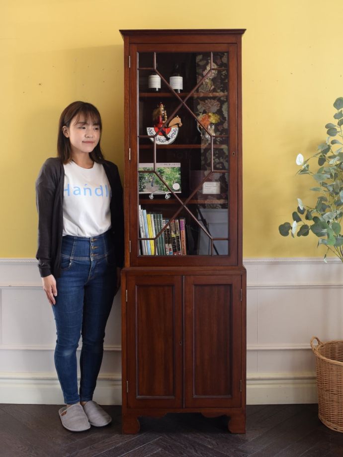 英国アンティークのキャビネット