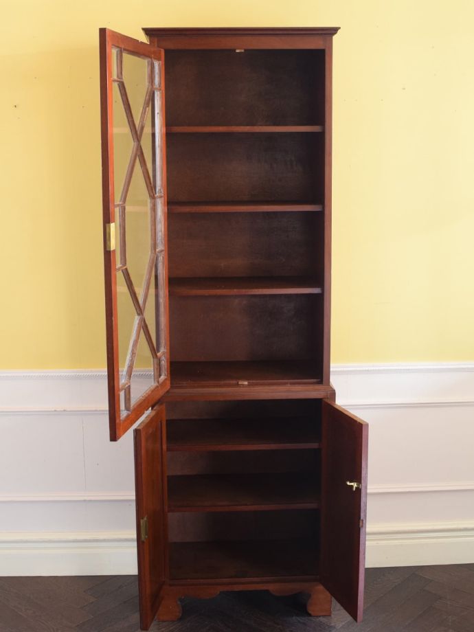 キャビネットの扉の中