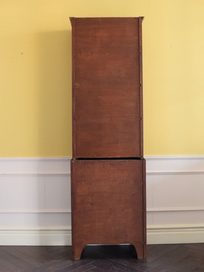 キャビネットの後ろ姿