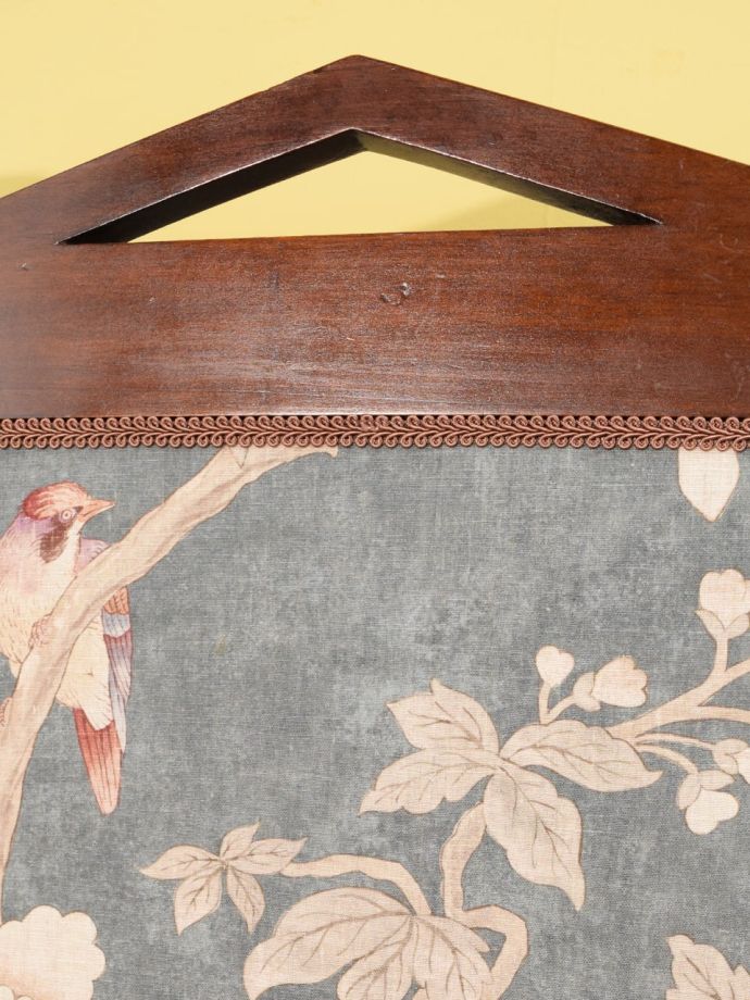 英国アンティーク家具らしい装飾