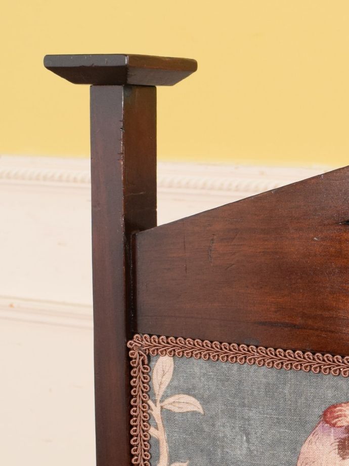 英国アンティーク家具らしい装飾