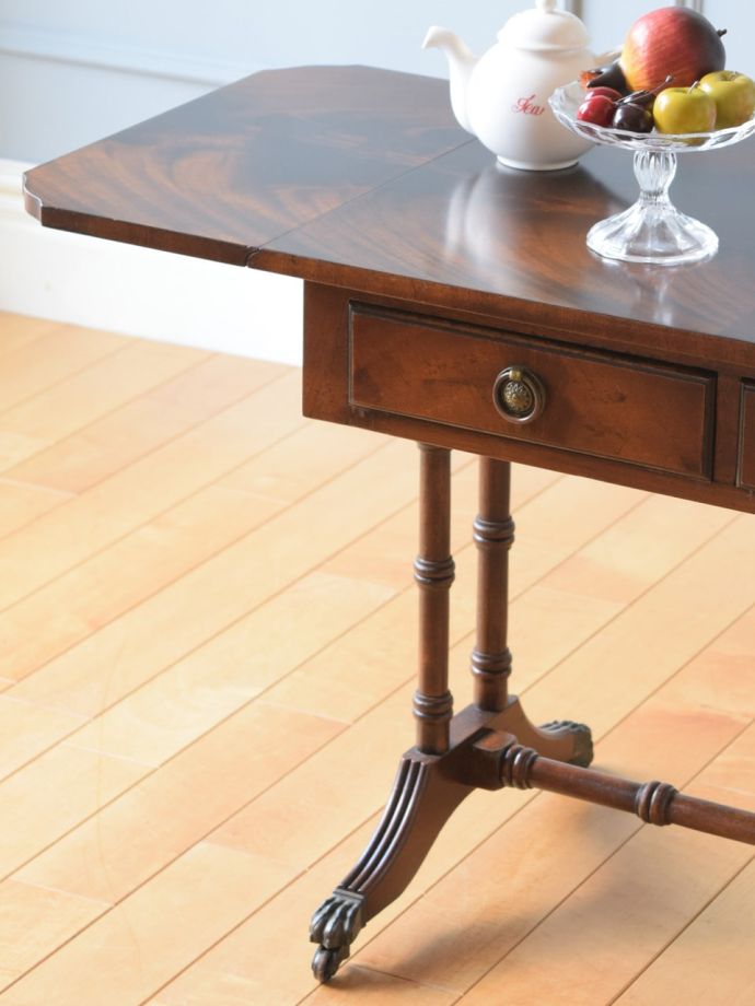 英国のアンティーク家具らしいデザイン