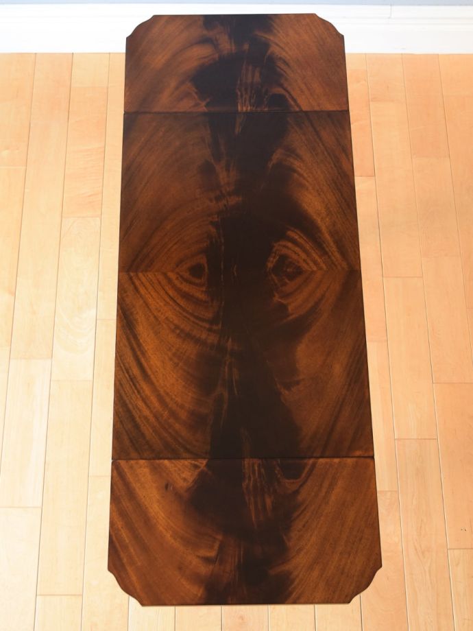 天板を広げた折り畳みテーブル