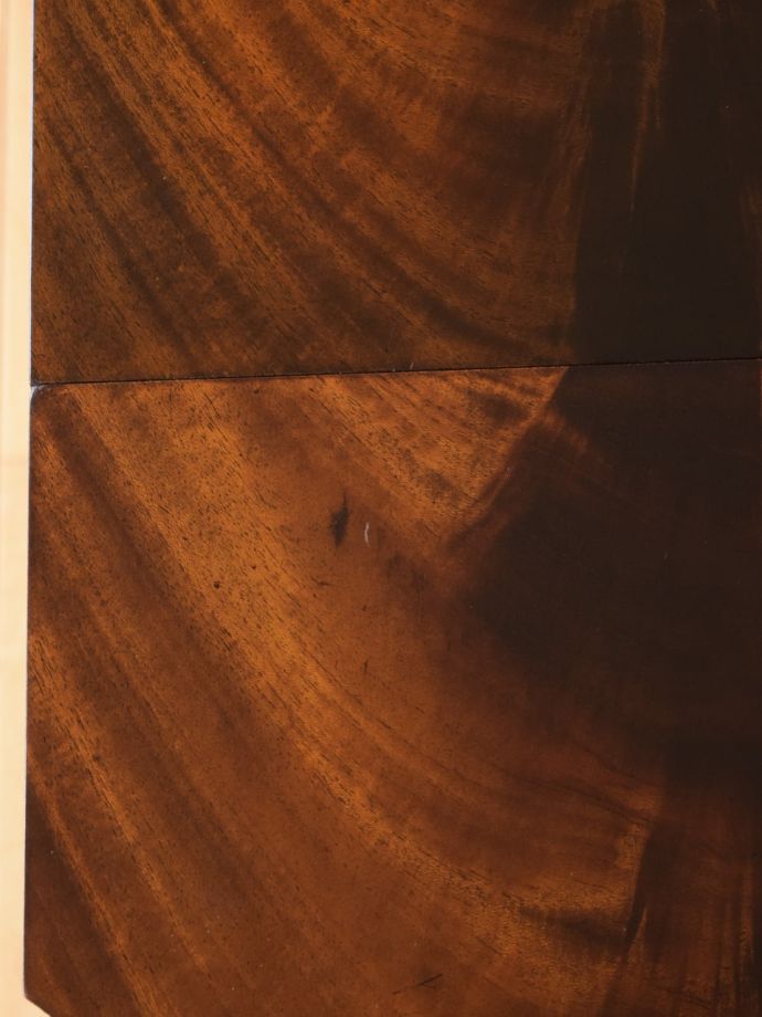 アンティークテーブルらしい木目