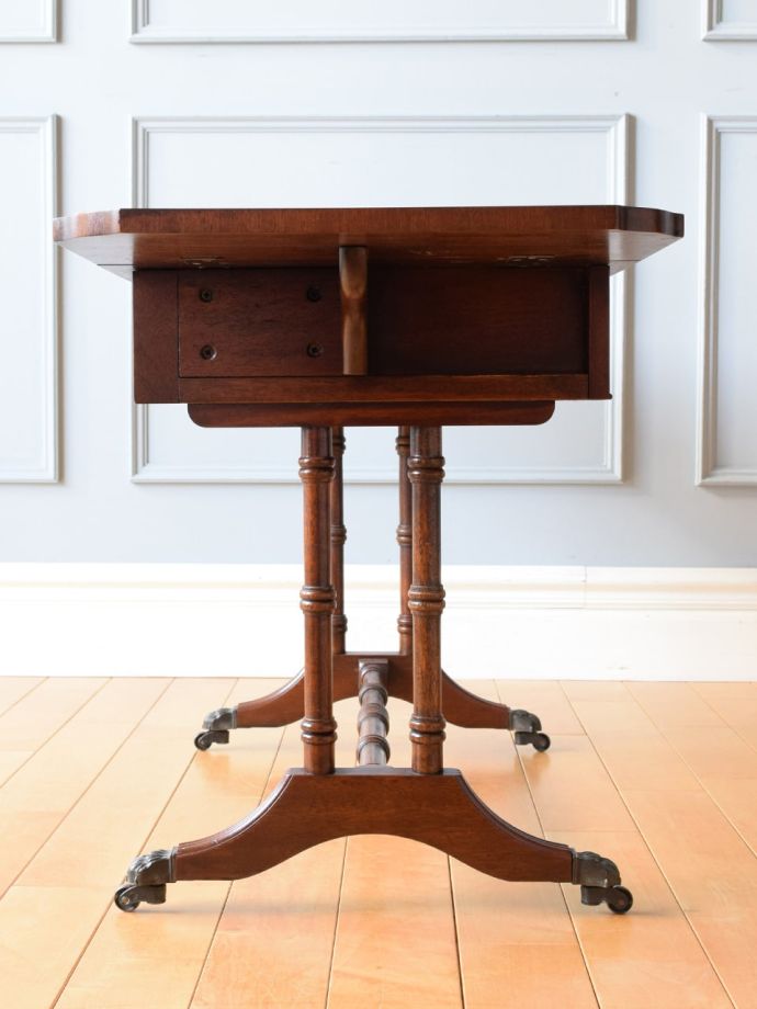 折り畳み式テーブルの側面