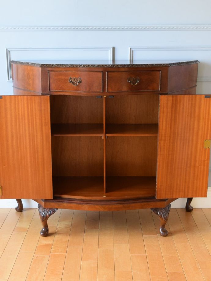 アンティークサイドボードの扉の中