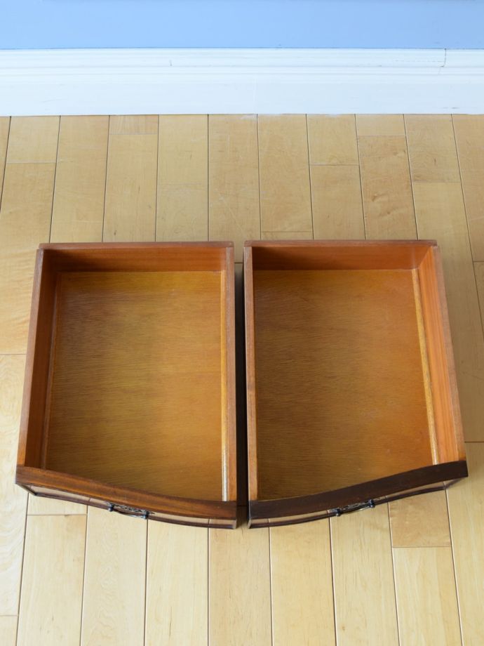 サイドボードの引き出しの中