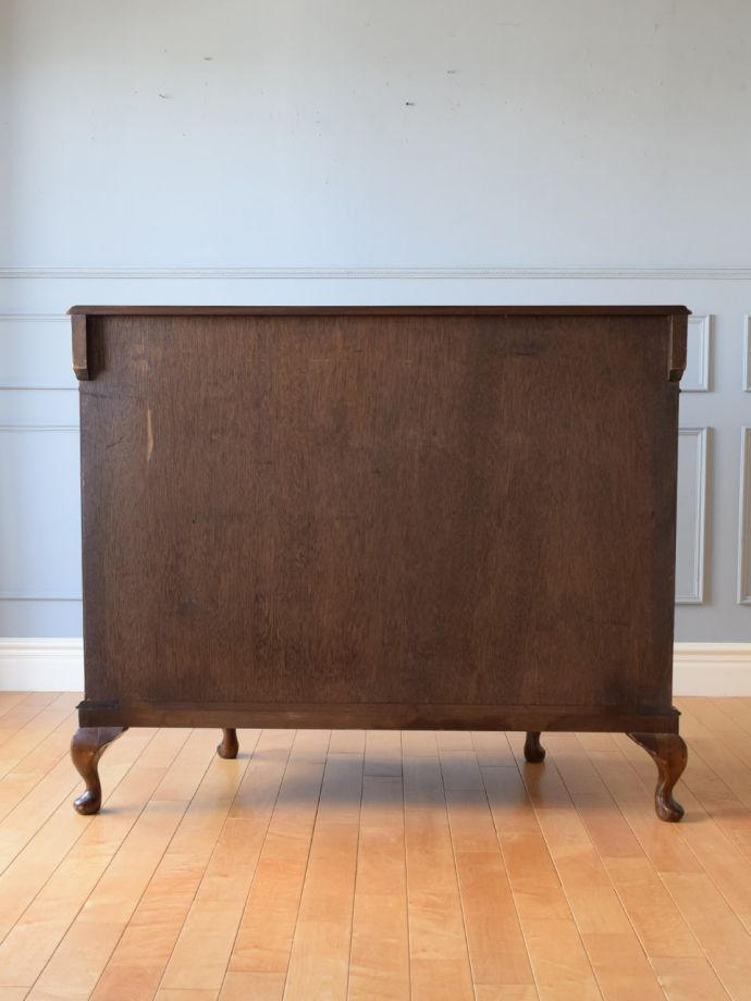 サイドボードの後ろ姿